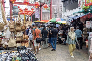 Kuala Lumpur, Malezya - 23 Aralık 2024: İnsanlar Kuala Lumpur 'daki Petaling Caddesi' nden alışveriş yapıyor. Etnik Çinliler 1850 'lerden beri Çin Mahallesi Petaling Sokağı' na yerleşmeye başladı..