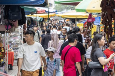 Kuala Lumpur, Malezya - 23 Aralık 2024: İnsanlar Kuala Lumpur 'daki Petaling Caddesi' nden alışveriş yapıyor. Etnik Çinliler 1850 'lerden beri Çin Mahallesi Petaling Sokağı' na yerleşmeye başladı..