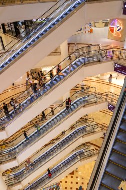 Kuala Lumpur, Malezya - 25 Aralık 2024: Petronas İkiz Kulesi içindeki KLCC Suria alışveriş kompleksi içinde yürüyen merdivenler.