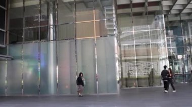 Singapur - 11 Aralık 2024: Kimliği belirsiz kişiler Singapur 'daki Raffles Place' i ziyaret etti. Piyango Singapur 'un finans bölgesinin merkezidir.