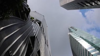 Singapur - 27 Ekim 2024: Çekiliş bölgesindeki modern gökdelen Gökyüzüne bakış açısı