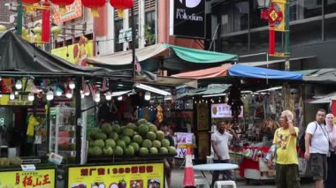 Kuala Lumpur, Malezya - 23 Aralık 2024: İnsanlar Kuala Lumpur 'daki Petaling Caddesi' nden alışveriş yapıyor. Etnik Çinliler 1850 'lerden beri Çin Mahallesi Petaling Sokağı' na yerleşmeye başladı..
