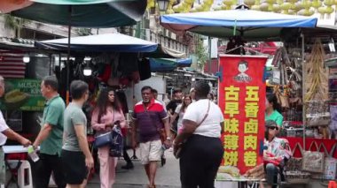 Kuala Lumpur, Malezya - 23 Aralık 2024: İnsanlar Kuala Lumpur 'daki Petaling Caddesi' nden alışveriş yapıyor. Etnik Çinliler 1850 'lerden beri Çin Mahallesi Petaling Sokağı' na yerleşmeye başladı..