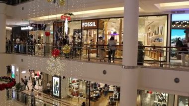 Kuala Lumpur, Malezya - 23 Aralık 2024: Kuala Lumpur 'daki Pavilion Alışveriş Merkezi' nde dükkan ve turistlerin manzarası.