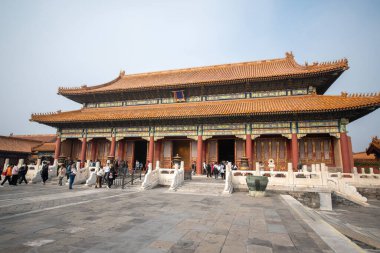 Pekin, Çin - 2 Kasım 2024: Pekin 'deki Yasak Şehir' e turistler geldi. Saray Müzesi 1406-1420 yılları arasında inşa edildi ve imparatorluk sarayı olarak hizmet verdi. UNESCO Dünya Mirası.