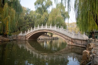 Pekin, Çin - 3 Kasım 2024: Çin, Pekin 'deki Yuanmingyuan Parkı' ndaki taş köprü. Çin tarihinin en muhteşem ve lüks imparatorluk bahçesiydi.