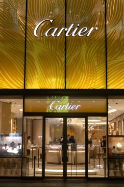 Pekin, Çin - 2 Kasım 2024: Pekin 'deki Wangfujing alışveriş caddesinde Cartier perakende mağazası.