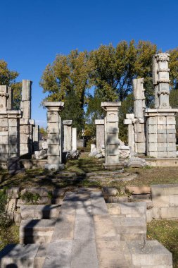 Pekin, Çin - 3 Kasım 2019: Pekin 'deki Yuanmingyuan Bahçesi içinde Batı Evi veya Xiyanglou kalıntıları. Qing Hanedanlığı 'nda inşa edilmiş ve 1860' da yakılmış bir imparatorluk bahçesi.