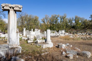 Pekin, Çin - 3 Kasım 2019: Pekin 'deki Yuanmingyuan Bahçesi içinde Batı Evi veya Xiyanglou kalıntıları. Qing Hanedanlığı 'nda inşa edilmiş ve 1860' da yakılmış bir imparatorluk bahçesi.