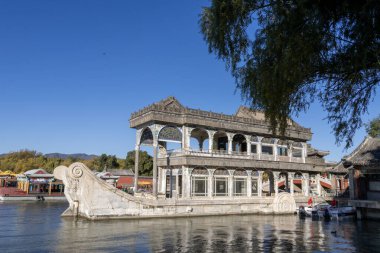 Pekin, Çin - 4 Kasım 2024: Shifang veya Mermer Tekne, Pekin Yaz Sarayı 'ndaki Saflık ve Kolaylık Teknesi olarak da bilinir. İlk olarak 1755 yılında İmparator Qianlong döneminde inşa edildi..