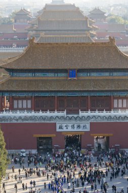 Pekin, Çin - 5 Kasım 2024: Pekin 'deki Yasak Şehir Jingshan Park, Pekin' den güneye bakıyor.