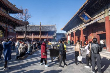 Pekin, Çin - 5 Kasım 2024: Ziyaretçiler Pekin 'deki Yonghe Lamasery olarak da bilinen tapınakta dua ediyorlar.