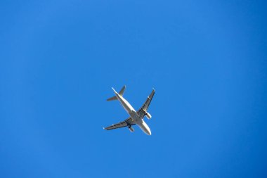 Mavi gökyüzü ve güneşli bir günde havada yolcu uçuşu