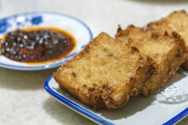 Tavada kızartılmış havuçlu kek yemek masasının üstünde servis edilir.