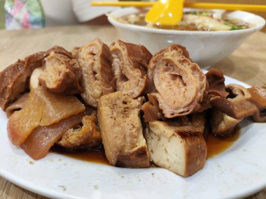 Kway Chap - domuz göbeği, bağırsak, balık köftesi ve yumurta çorbası içinde pirinç eriştesi. Singapur yemeği