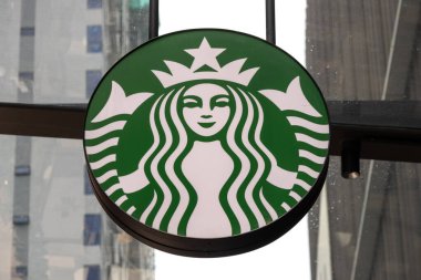 Kuala Lumpur, Malezya - 22 Aralık 2024: Lalaport Bukit Bintang, Kuala Lumpur 'da Starbucks' ın işareti. Starbucks, özel kahve içecekleri ve hamur işleriyle bilinen küresel çapta tanınan bir kahve dükkanı zinciri.
