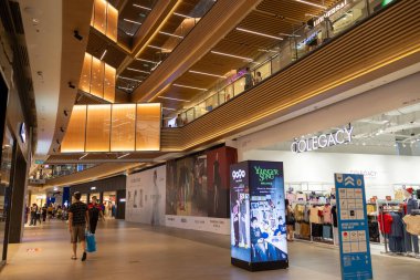 Kuala Lumpur, Malezya - 22 Aralık 2024: Kuala Lumpur 'daki LaLaport Bukit Bintang Şehir Merkezi alışveriş merkezinin iç görünümü. Güneydoğu Asya 'nın ilk resmi LaLaport' u