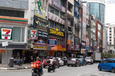 Kuala Lumpur, Malezya - 23 Aralık 2024: Kuala Lumpur, Malezya 'da Bukit Bintang sokak manzarası. Şehrin modern mimarisini ve hareketli atmosferini sergileyen canlı bir alışveriş bölgesi..