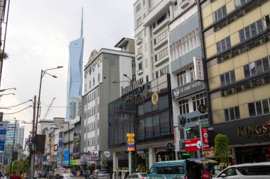 Kuala Lumpur, Malezya - 23 Aralık 2024: Kuala Lumpur, Malezya 'da Bukit Bintang sokak manzarası. Şehrin modern mimarisini ve hareketli atmosferini sergileyen canlı bir alışveriş bölgesi..