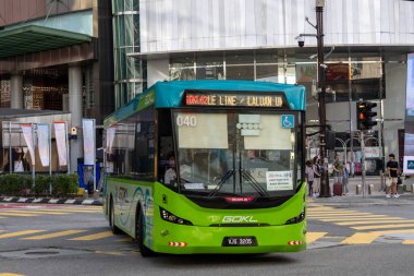 Kuala Lumpur, Malezya - 24 Aralık 2024: GoKL Şehir Otobüsü, Kuala Lumpur 'un elektriksiz otobüs servisi, KL' yi düşük karbonlu şehre çevirme planı