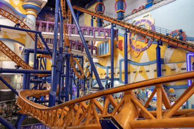 Kuala Lumpur, Malezya - 24 Aralık 2024: Kuala Lumpur 'daki Berjaya Times Meydanı Tema Parkı. 2003 'ten beri tüm aileye heyecan verici binişler ve oyunlar sunan en büyük kapalı alan temalı park.