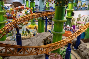 Kuala Lumpur, Malezya - 24 Aralık 2024: Kuala Lumpur 'daki Berjaya Times Meydanı Tema Parkı. 2003 'ten beri tüm aileye heyecan verici binişler ve oyunlar sunan en büyük kapalı alan temalı park.