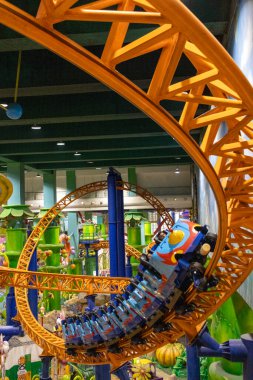 Kuala Lumpur, Malezya - 24 Aralık 2024: Kuala Lumpur, Malezya 'daki Berjaya Times Meydanı Tema Parkı' nda hız treni.