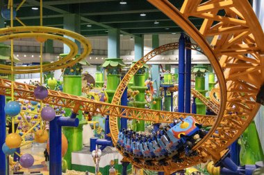 Kuala Lumpur, Malezya - 24 Aralık 2024: Kuala Lumpur, Malezya 'daki Berjaya Times Meydanı Tema Parkı' nda hız treni.