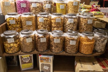 Kuala Lumpur, Malezya - 25 Aralık 2024: Nostaljik eski okul abur cuburlarıyla dolu mağaza satışı, size çocukluk anılarınızı tattırıyor..