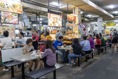 Kuala Lumpur, Malezya - 26 Aralık 2024: Kuala Lumpur 'da bulunan ICC Pudu gıda mahkemesi. Yerel Malezya yemeklerini tecrübe etmek için uygun bir yer..