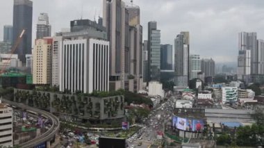 Kuala Lumpur, Malezya - 24 Aralık 2024: Kuala Lumpur 'un Bukit Bintang ilçesi çevresindeki şehir ve trafik.