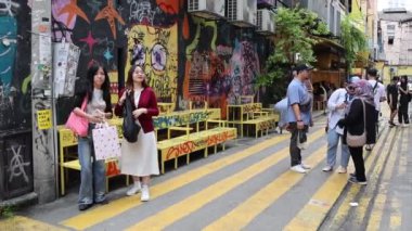 Kuala Lumpur, Malezya - 23 Aralık 2024: İnsanlar Kuala Lumpur 'daki Petaling Caddesi' nden alışveriş yapıyor. Etnik Çinliler 1850 'lerden beri Çin Mahallesi Petaling Sokağı' na yerleşmeye başladı..
