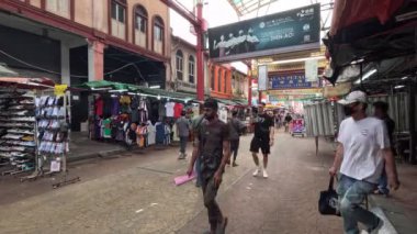 Kuala Lumpur, Malezya - 23 Aralık 2024: İnsanlar Kuala Lumpur 'daki Petaling Caddesi' nden alışveriş yapıyor. Etnik Çinliler 1850 'lerden beri Çin Mahallesi Petaling Sokağı' na yerleşmeye başladı..