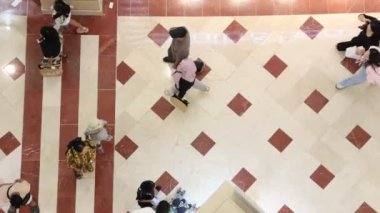 Kuala Lumpur, Malezya - 23 Aralık 2024: İnsanlar Suria KLCC alışveriş merkezini ziyaret ediyor. Alışveriş merkezi, ünlü Petronas Kuleleri yakınlarındaki Kuala Lumpur şehir merkezinde yer almaktadır..