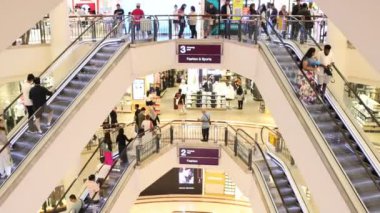 Kuala Lumpur, Malezya - 25 Aralık 2024: Petronas İkiz Kulesi içindeki KLCC Suria alışveriş kompleksi içinde yürüyen merdivenler.