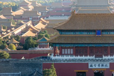 Pekin, Çin - 5 Kasım 2024: Pekin 'deki Yasak Şehir Jingshan Park, Pekin' den güneye bakıyor.