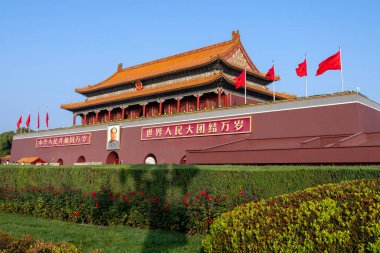 Pekin, Çin-12 Kasım 2024: Tiananmen Kulesi veya Pekin 'de mavi gökyüzü ile Cennet Kapısı. Modern Çin 'in sembolüdür..