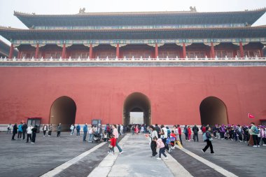 Pekin, Çin - 2 Kasım 2024: Turistler Wumen kapısından geçerek Yasak Şehir 'e, antik Çin kraliyet sarayına, Pekin' deki dünyaca ünlü tarihi binaya girdiler.