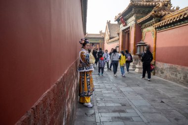 Pekin, Çin - 2 Kasım 2024: Pekin 'deki Yasak Şehir' e turistler geldi. Saray Müzesi 1406-1420 yılları arasında inşa edildi ve imparatorluk sarayı olarak hizmet verdi. UNESCO Dünya Mirası.