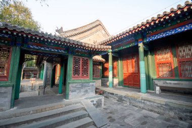 Pekin, Çin - 7 Kasım 2024: Prince Gong 's Mansion (Prens Kung Konağı) manzarası. Siheyuan tarzı malikane ve bahçelerin müze ve turistik cazibesi
