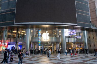 Pekin, Çin - 2 Kasım 2024: Elma logosu Pekin, Çin 'deki Apple Wangfujing mağazasında görüldü. Apple Inc., Amerikan çok uluslu teknoloji şirketidir.