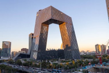 Pekin, Çin - 4 Kasım 2024: Pekin, Çin 'deki CCTV genel merkezi. 51 katlı yapışık kulelerden oluşmuş.