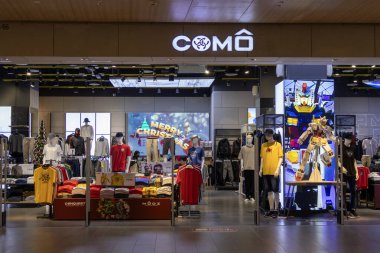Kuala Lumpur, Malezya - 22 Aralık 2024: Kuala Lumpur, Malezya 'da Como' nun önünde dükkan. Como, iki hayat verici moda markası olan CONQUET & MODZ için bir merkez olarak hizmet vermektedir.,