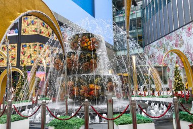 Kuala Lumpur, Malezya - 23 Aralık 2024: Bukit Bintang ilçesinde Pavilion Kuala Lumpur alışveriş merkezi yakınlarında çiçek desenli Pavilion Kristal Çeşmesi.