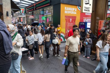 Kuala Lumpur, Malezya - 23 Aralık 2024: Kuala Lumpur 'da Bukit Bintang' ın işlek caddesinde insanlar yürüyor. 