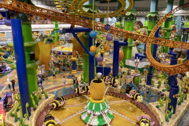 Kuala Lumpur, Malezya - 24 Aralık 2024: Kuala Lumpur 'daki Berjaya Times Meydanı Tema Parkı. 2003 'ten beri tüm aileye heyecan verici binişler ve oyunlar sunan en büyük kapalı alan temalı park.