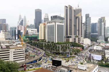 Kuala Lumpur, Malezya - 24 Aralık 2024: Kuala Lumpur 'un Bukit Bintang ilçesi çevresindeki şehir ve trafik.