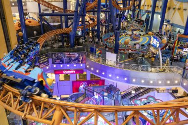 Kuala Lumpur, Malezya - 24 Aralık 2024: Kuala Lumpur, Malezya 'daki Berjaya Times Meydanı Tema Parkı' nda hız treni.