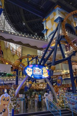 Kuala Lumpur, Malezya - 24 Aralık 2024: Kuala Lumpur 'daki Berjaya Times Meydanı Tema Parkı. 2003 'ten beri tüm aileye heyecan verici binişler ve oyunlar sunan en büyük kapalı alan temalı park.