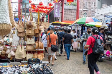 Kuala Lumpur, Malezya - 23 Aralık 2024: İnsanlar Kuala Lumpur 'daki Petaling Caddesi' nden alışveriş yapıyor. Etnik Çinliler 1850 'lerden beri Çin Mahallesi Petaling Sokağı' na yerleşmeye başladı..